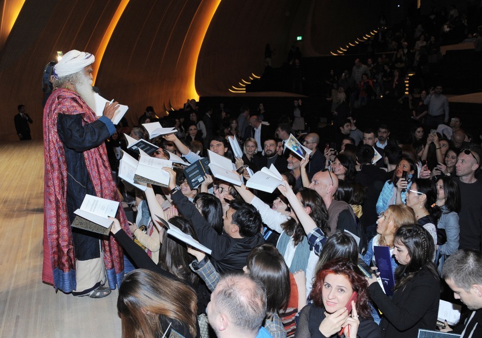 Leyla Əliyeva dünya şöhrətli yoqin Sadhqurunun mühazirəsində iştirak edib -  FOTOLAR