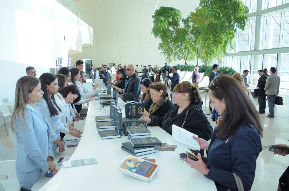 Leyla Əliyeva dünya şöhrətli yoqin Sadhqurunun mühazirəsində iştirak edib -  FOTOLAR