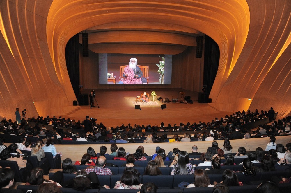 Leyla Əliyeva dünya şöhrətli yoqin Sadhqurunun mühazirəsində iştirak edib -  FOTOLAR