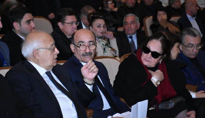 Flora Kərimova nazirin yerində oturubmuş -    Əfəndiyevdən növbəti CAVAB (FOTO-VİDEO)