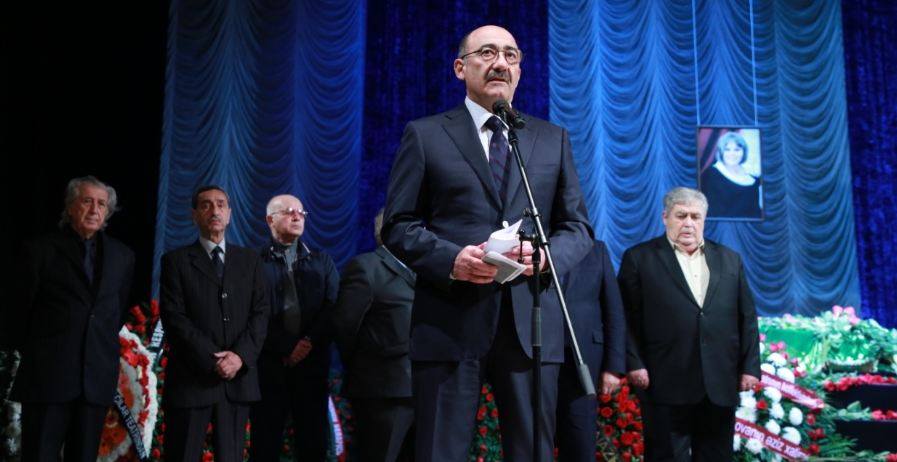 Flora Kərimova nazirin yerində oturubmuş -    Əfəndiyevdən növbəti CAVAB (FOTO-VİDEO)