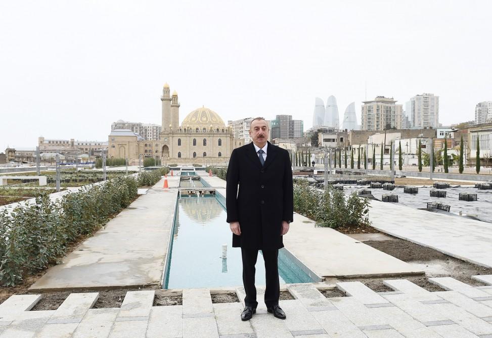 İlham Əliyev Təzəpir məscidinin ətrafında görülən işlərlə tanış oldu    - FOTOLAR