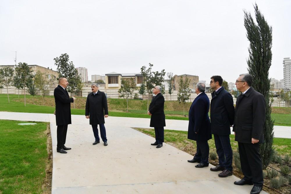 İlham Əliyev Təzəpir məscidinin ətrafında görülən işlərlə tanış oldu    - FOTOLAR