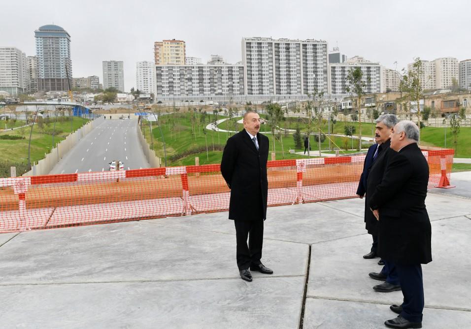 İlham Əliyev Təzəpir məscidinin ətrafında görülən işlərlə tanış oldu    - FOTOLAR