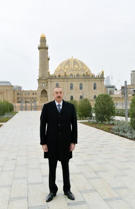 İlham Əliyev Təzəpir məscidinin ətrafında görülən işlərlə tanış oldu    - FOTOLAR
