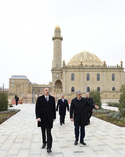 İlham Əliyev Təzəpir məscidinin ətrafında görülən işlərlə tanış oldu    - FOTOLAR