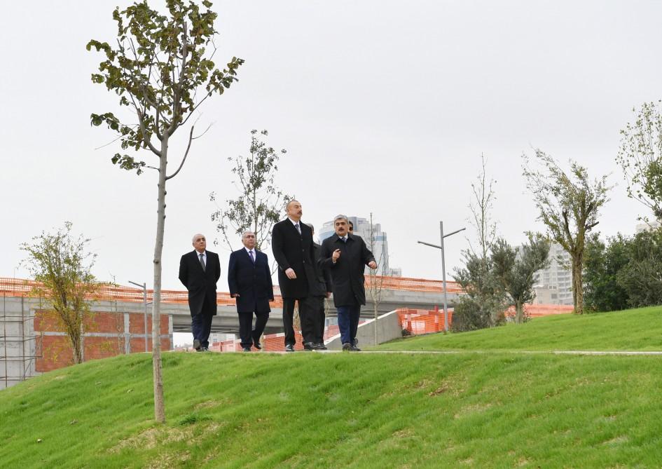 İlham Əliyev Təzəpir məscidinin ətrafında görülən işlərlə tanış oldu    - FOTOLAR