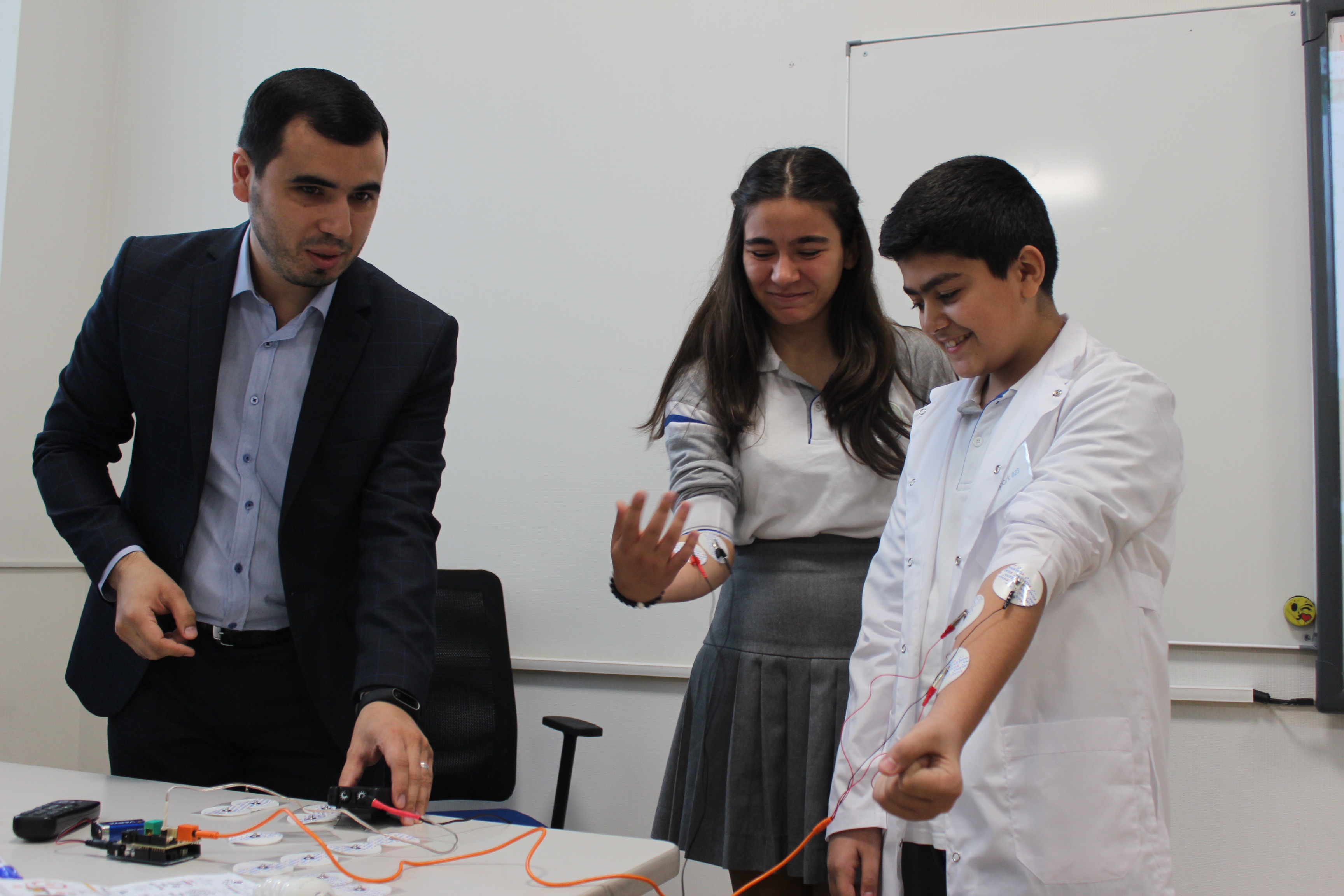 Nazirlik məktəbdə robot texnika laboratoriyası yaratdı   - FOTO