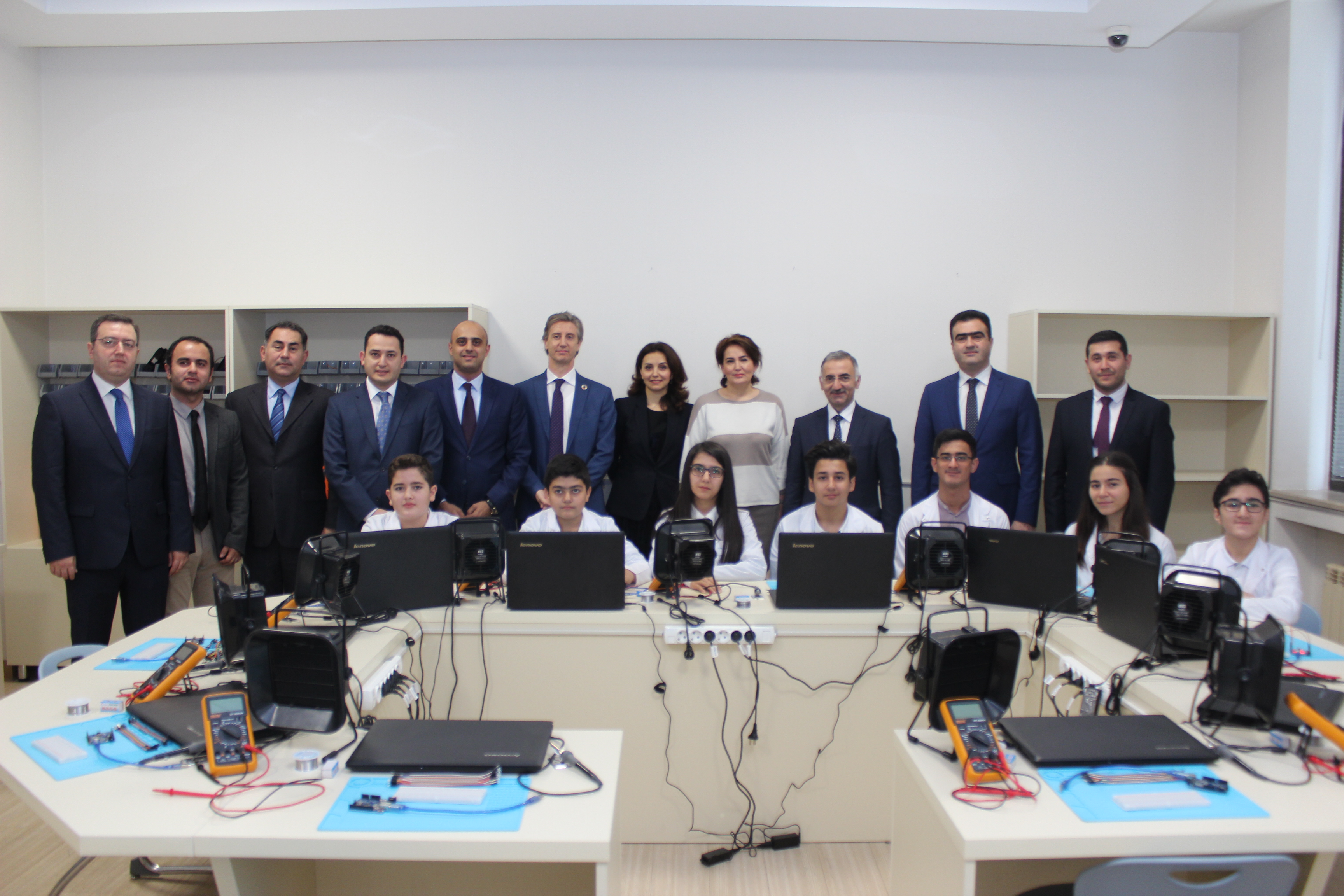 Nazirlik məktəbdə robot texnika laboratoriyası yaratdı   - FOTO