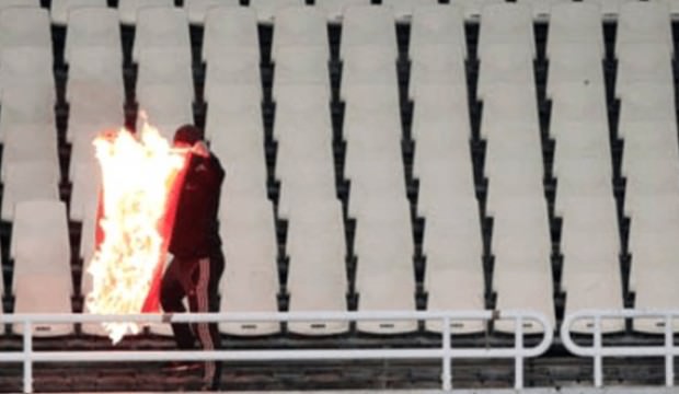 Yunan bayrağı ilə gəlib,  türk bayrağını yandırdılar - FOTO (VİDEO)