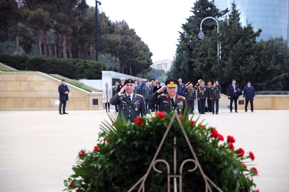 Generallar Şəhidlər xiyabanına gəldi    - FOTO