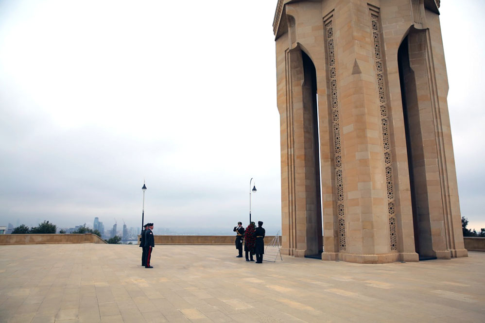 Generallar Şəhidlər xiyabanına gəldi    - FOTO