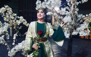 Tanınmış xanım müğənni evinin qarşısında güllələndi   - FOTO