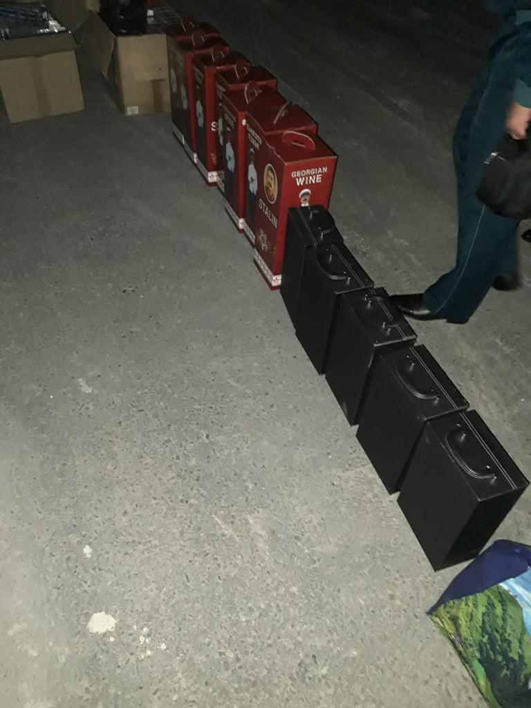 Alkoqol və tütün məhsullarını ölkədən çıxarmaq istədilər   - FOTOLAR