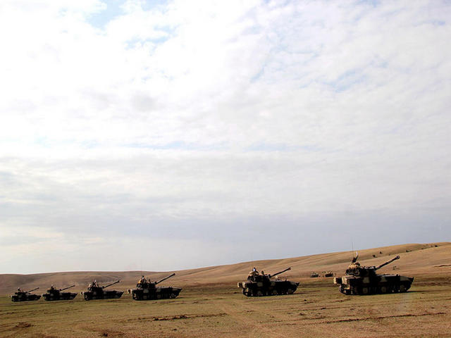 Raket və artilleriya bölmələri döyüş şəraitinə uyğun təlimlər keçirir -  FOTOLAR