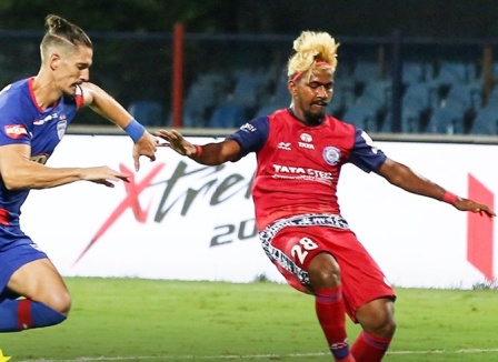 28 yaşlı futbolçu 16 yaşım var deyib, bütün ölkəni aldatdı   - FOTO