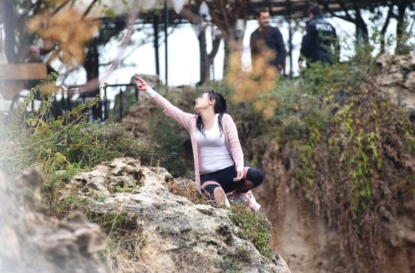 İntihara cəhd edən qız həbsxanadakı atasıyla telefonla danışdıqdan sonra...   - FOTO (VİDEO)