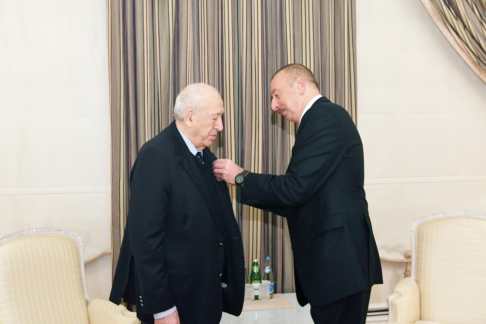İlham Əliyev Tahir Salahova    orden təqdim etdi - FOTO