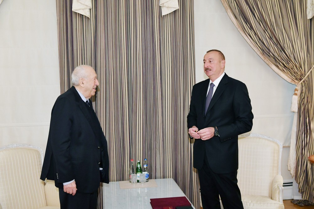 İlham Əliyev Tahir Salahova    orden təqdim etdi - FOTO