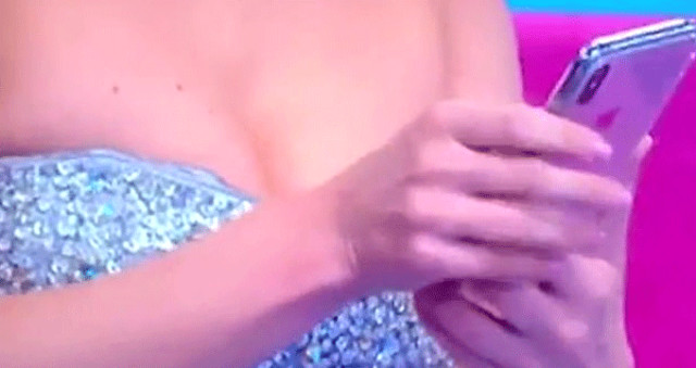  Canlı yayıma çıxan aparıcı həyəcandan telefonunu sinəsində gizlətdi   - FOTO + VİDEO