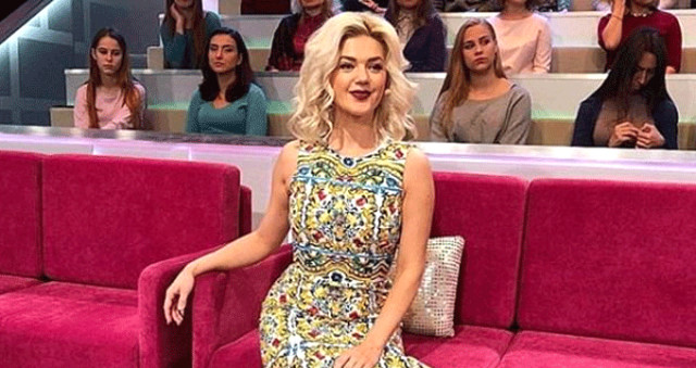  Canlı yayıma çıxan aparıcı həyəcandan telefonunu sinəsində gizlətdi   - FOTO + VİDEO