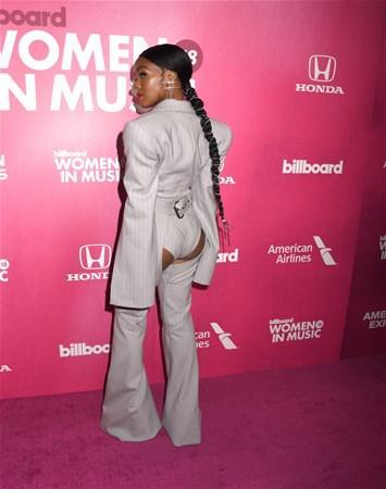 Bütün gecə hamı onun şalvarına baxdı -  FOTOLAR